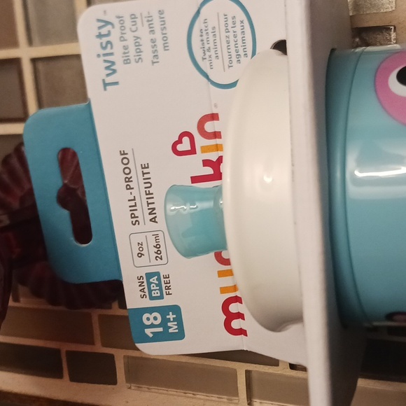Munchkin twisty Sippy cup - Picture 3 of 3